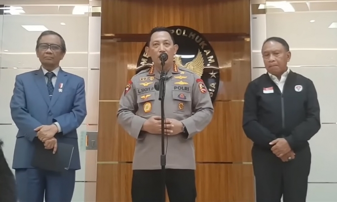 Kapolri Jenderal Listyo Sigit Prabowo saat konferensi pers terkait Liga 1 di kantor Kemenko Polhukam, Jakarta. (Foto: PMJ News/YouTube Kemenko Polhukam)