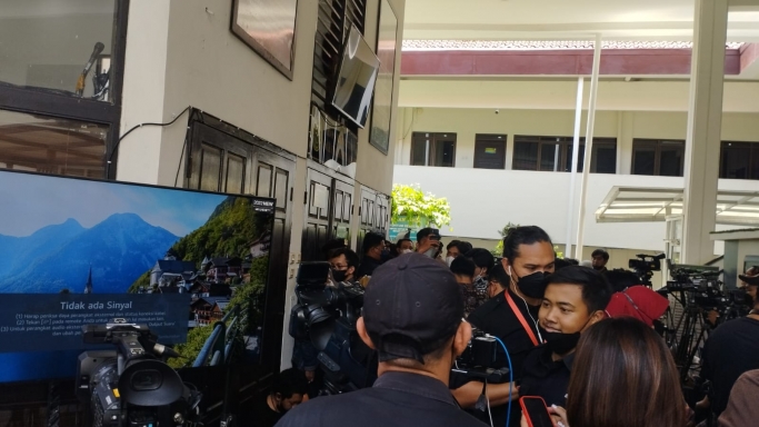 Pengunjung sidang keluar luar sidang. (Foto: PMJ/Fajar). 