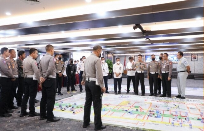 Korlantas Polri menggelar tactical floor game untuk menyusun strategi yang akan diterapkan pada pengamanan Operasi Lilin 2022. (Foto: PMJ News/Dok NTMC Polri)