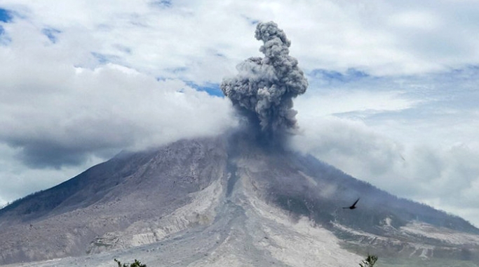 Ilustrasi erupsi Gunung Sinabung di Kabupaten Karo, Sumut. (Foto: PMJ News/Dok Net)