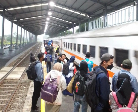 Penumpang Kereta Api di Stasiun Jatinegara. (Foto; PMJ/Dok KAI).