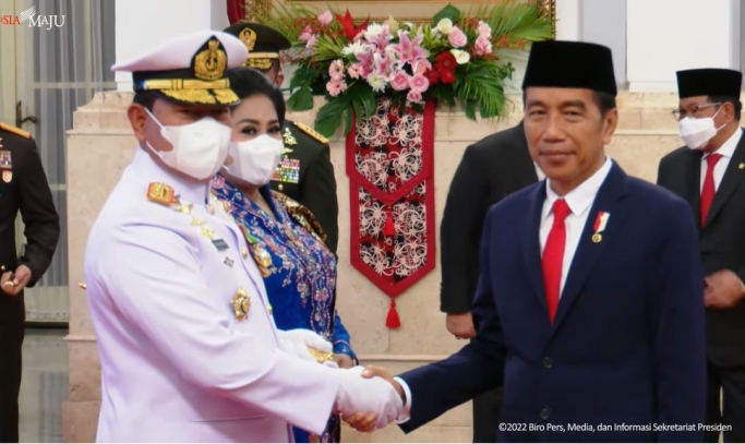 Presiden Jokowi resmi melantik Laksamana Yudo Margono sebagai Panglima TNI di Istana Negara. (Foto: PMJ News/YouTube Setpres)