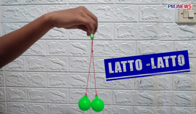 Permainan dua bola plastik yang dihubungkan dengan seutas tali atau dikenal dengan nama latto-latto sedang digandrungi anak-anak. (Foto: PMJ News/Hadi)