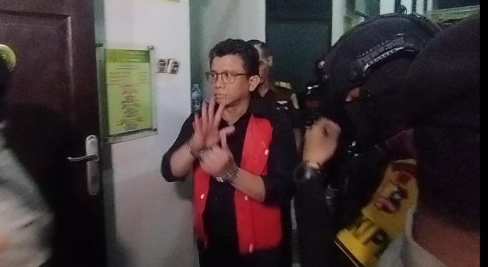 Ferdy Sambo berbaju tahanan dengan tangan dibirgol. (Foto: PMJ/Fajar).