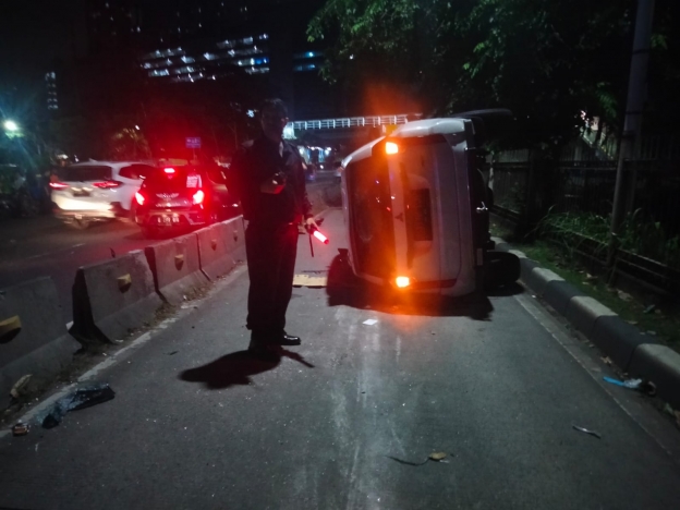 Mitsubishi Pajero Sport terguling di depan Halte Busway. (Foto: Istimewa)