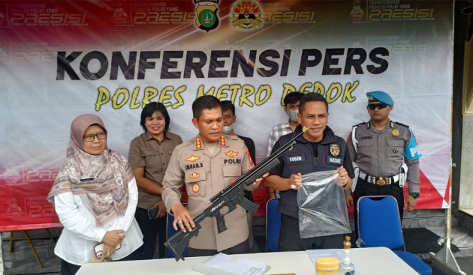 Polres Metro Depok menggelar kasus penyanderaan balita berusian tiga tahun oleh ayahnya sendiri. (Foto: PMJ News)