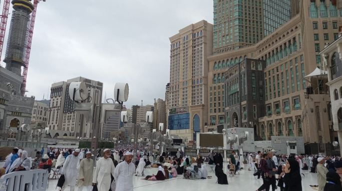 Jamaah Umrah asal Indonesia memadati pelataran di Masjidil Haram, Arab Saudi. (Foto: PMJ News/Ginting)