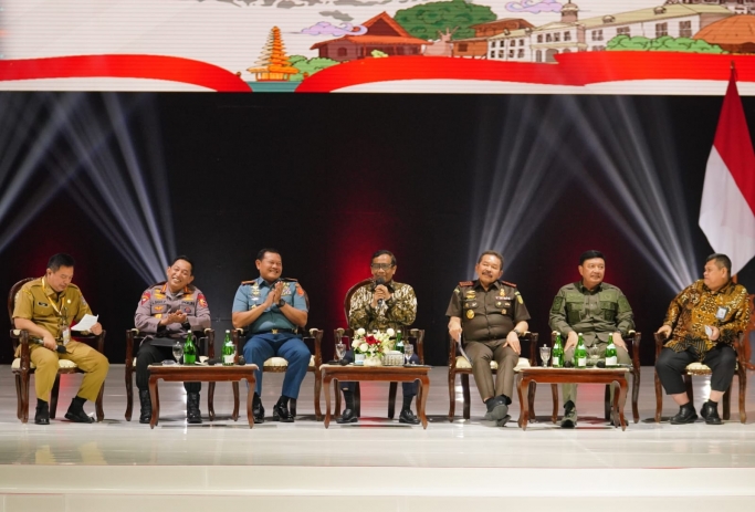 Kapolri Jenderal Listyo Sigit Prabowo bersama jajaran Menkopolhukam, Panglima TNI, dan jajaran.