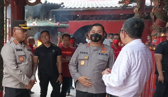 Kapolda Metro Jaya, Irjen Pol Fadil Imran terjun langsung memantau pengamanan perayaan Imlek di Vihara Satya Dharma. (Foto: PMJ News)