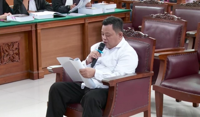 Terdakwa Kuat Maruf bacakan pledoi. (Foto: PMJ/YouTube Liputan6).