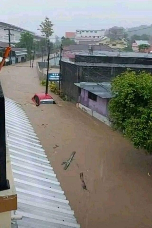 Banjir di kota Manado. (Foto: Twitter txtdrmks). 