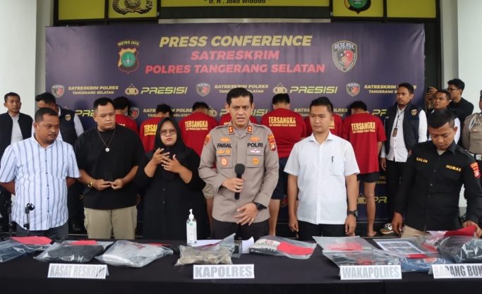 Polres Tangerang Selatan menetapkan tujuh orang tersangka pelemparan bus pemain dan ofisial Persis Solo. (Foto: PMJ News)