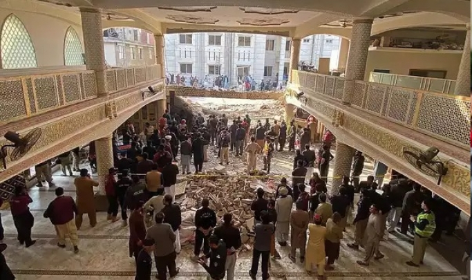 Ledakan bom bunuh diri terjadi sebuah masjid di Peshawar, Pakistan. (Foto: PMJ News/Times of India)