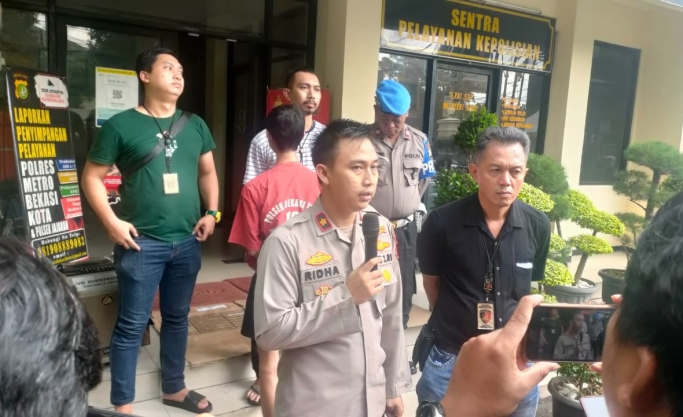 Kapolsek Bekasi Timur, Kompol Ridha Poetra Aditya saat memberikan keterangan pers. (Foto: PMJ News)