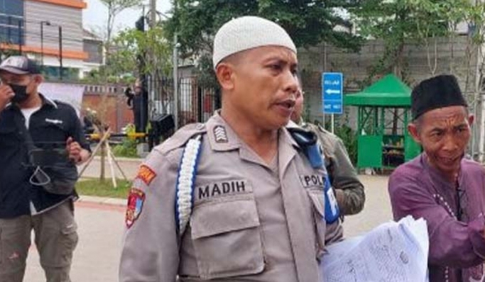 Anggota Provos Polsek Jatinegara, Bripka Madih yang viral mengaku diperas. (Foto: PMJ News/Tangkapan Layar)