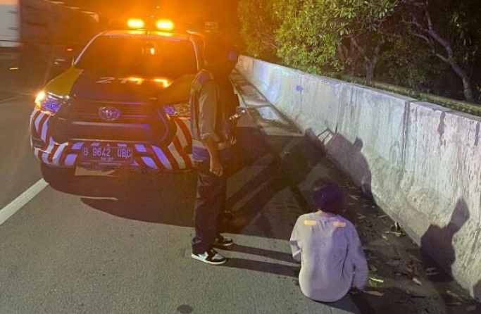 Petugas patroli menemukan seorang perempuan yang belum diketahui identitasnya di pinggir Jalan Tol Jakarta-Tangerang. (Foto: PMJ News/Istimewa)