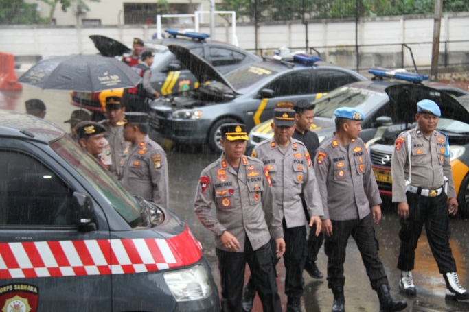 Wakapolres Jakbar AKBP Sarly Sollu melaksanakan pengecekan kendaraan dinas.   (Foto: PMJ News)