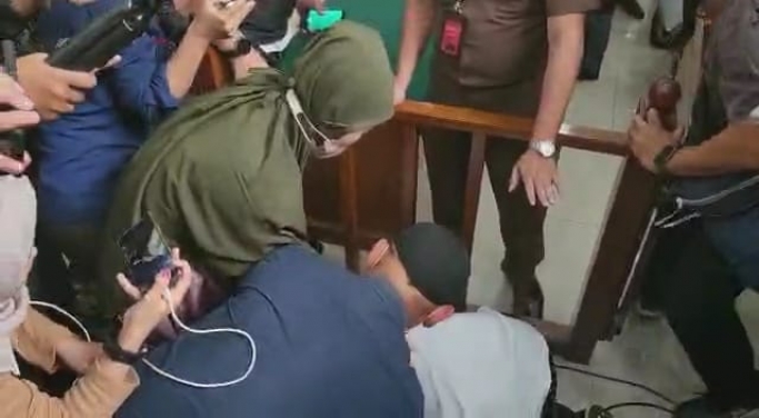 Terdakwa Irfan Widyanto sujud syukur di kaki orang tuanya. (Foto: PMJ News/ Fjr)