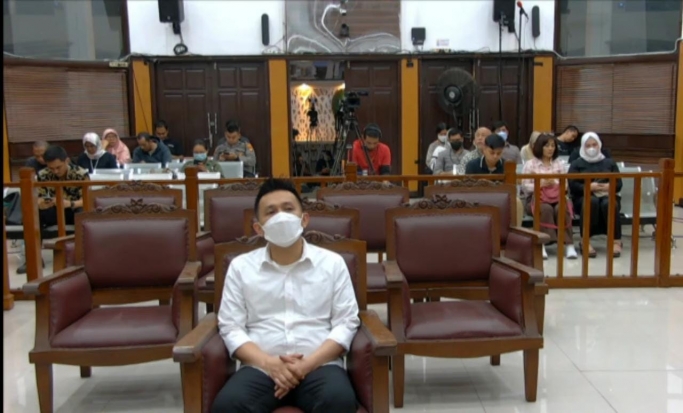 Terdakwa Chuck Putranto di PN Jaksel. (Foto: Tangkapan Layar YouTube tvOne).