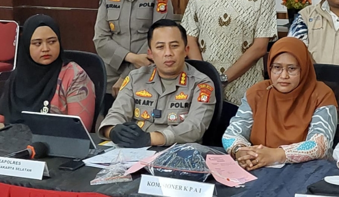 Plt Asisten deputi pelayanan Anak yang Memerlukan Perlindungan Khusus Kemen PPPA, Atwirlani (kiri) di Mapolres Jaksel. (Foto: PMJ News)