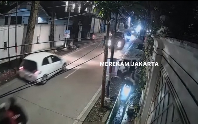 Pengendara sepeda motor menjadi korban pembacokan Mampang Prapatan, Jakarta Selatan. (Foto: PMJ News/Instagram @merekamjakarta)