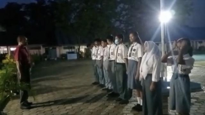 Anak SMA di NTT viral masuk jam 5 Subuh. (Foto: PMJ/TikTok).