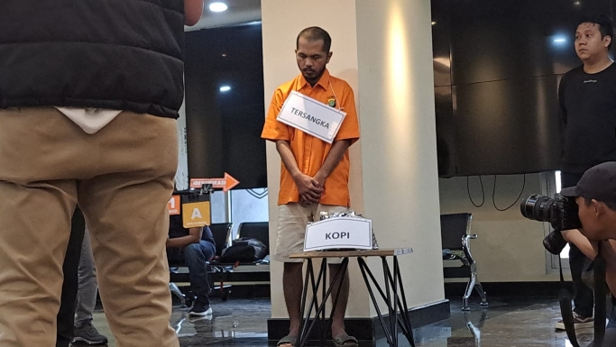 Tersangka M Ecky Listiantho (34) pelaku pembunuhan Angela Hindriati Wahyuningsih melakukan reka adegan. (Foto: PMJ News/Fajar)