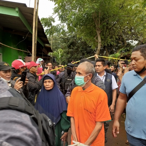 Suasana Rekonstruksi kasus pembunuhan berantai Wowon Cs di Bekasi. (Foto: PMJ).