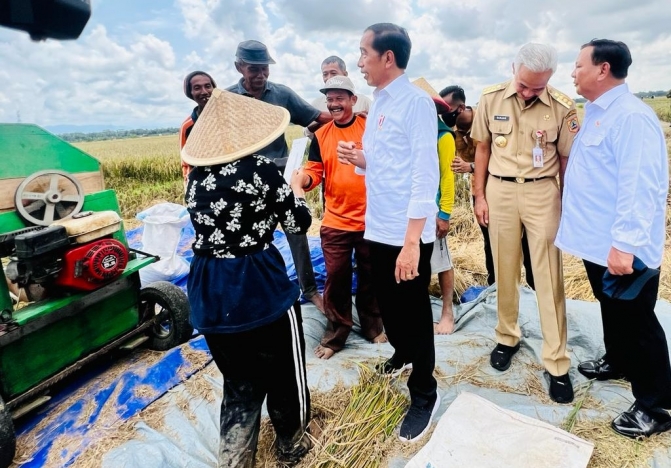 Presiden Jokowi menyaksikan panen raya padi di Kebumen, Provinsi Jawa Tengah. (Foto: PMJ News/BPMI Setpres)