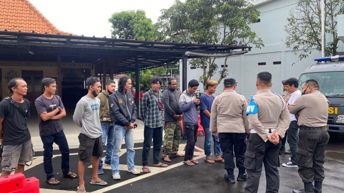 Belasan Pak Ogah terjaring polisi.  (Foto: PMJ News)