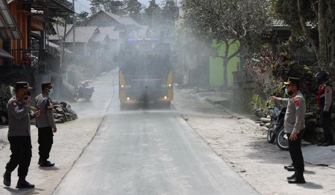 Polresta Magelang memantu membersihkan jalan terdampak abu vulkanik Pasca Erupsi Gunung Merapi. (Foto: PMJ News)
