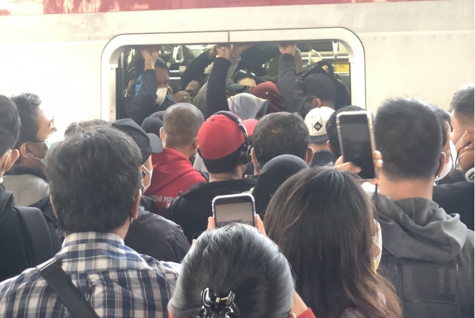 Penumpukan penumpang KRL Commuter Line terjadi di Stasiun Depok. (Foto: PMJ News/Twitter
Fasha Fadillah)