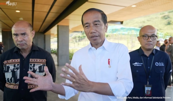 Presiden Jokowi didampingi Ibu Iriana meninjau kesiapan fasilitas untuk KTT ASEAN ke-42 di Labuan Bajo, Nusa Tenggara Timur. (Foto: PMJ News/BPMI Setpres)