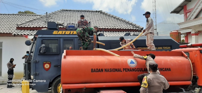 Tim gabungan melakukan pembersihan sisa hujan abu erupsi Gunung Merapi. (Foto: PMJ News)