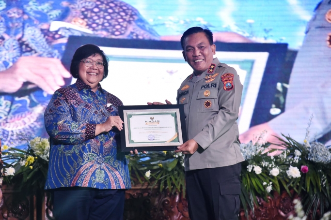 Kapolda Sumut  menerima penghargaan dari Kementerian Lingkungan Hidup dan Kehutahan. (Foto: PMJ News)