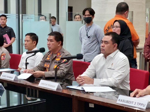Karo Penmas Divisi Humas Polri, Brigjen Pol Ahmad Ramadhan bersama Direktur Tindak Pidana Ekonomi Khusus (Dirtipideksus) Bareskrim Polri Brigjen Pol Whisnu Hermawan. (Foto: PMJ News/ Fajar).