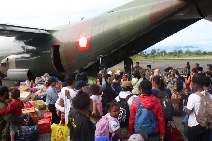 Masyarakat menaiki Pesawat Hercules yang batu penerbangan. (Foto; PMJ/Polda Papua). 