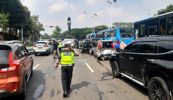 Kecelakaan beruntun yang melibatkan lima kendaraan terjadi di Kawasan Bundaran Senayan, Jakarta Selatan. (Foto: PMJ News/TMC Polda Metro Jaya)