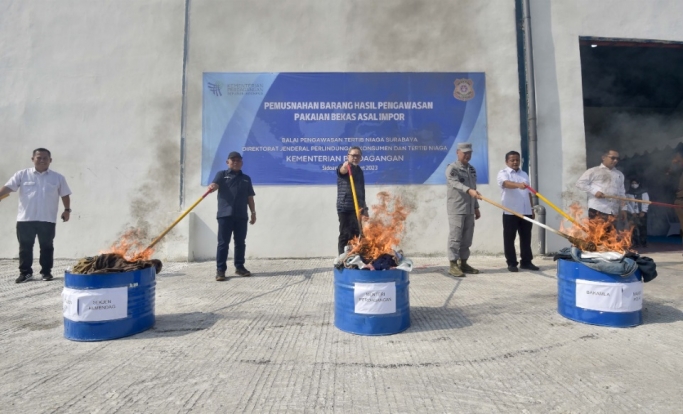 Kementerian Perdagangan kembali memusnahan pakaian bekas impor sebanyak 824 bal senilai Rp10 miliar di Jawa Timur. (Foto: PMJ News/Dok Kemendag)