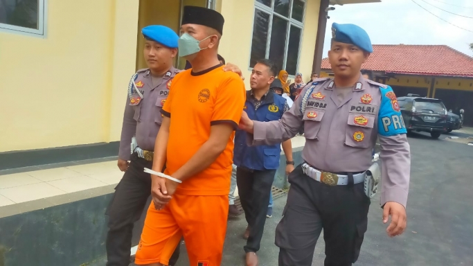 Pelaku yang diamankan polisi. (Foto: PMJ News)