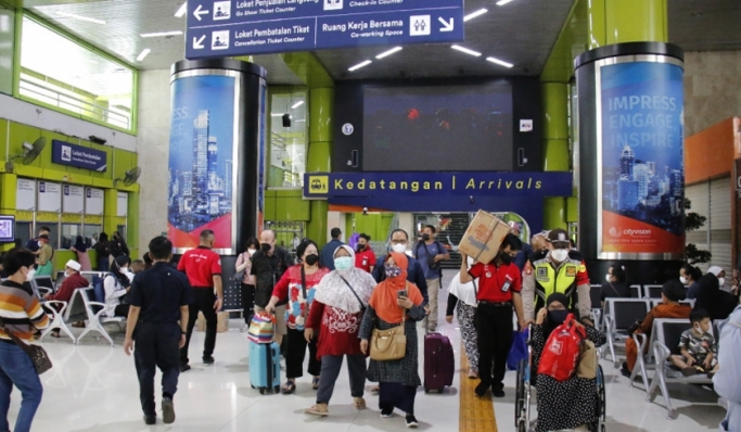 Penumpang kereta api di Stasiun Gambir. (Foto: PMJ News)
