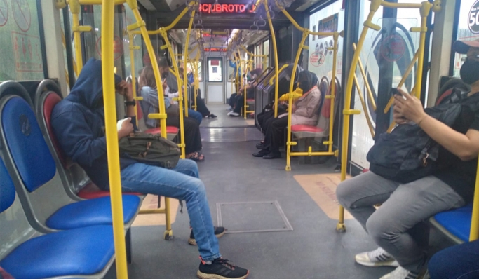 PT Transjakarta membolehkan para penumpang berbuka puasa saat berada di halte maupun dalam bus selama Ramadhan. (Foto: PMJ News/Hadi)
