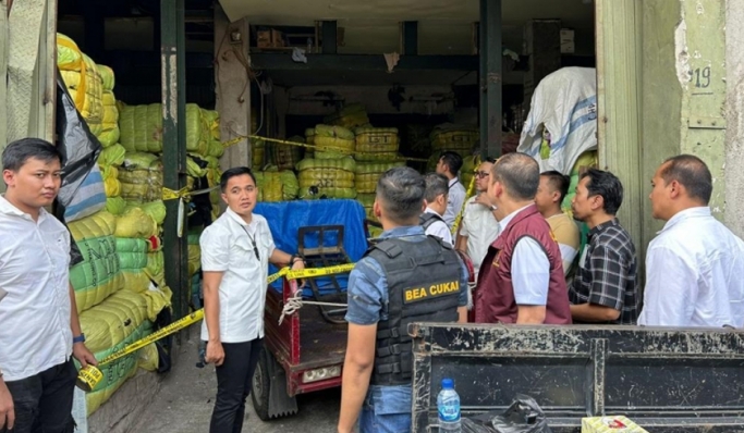 Dittipideksus Bareskrim Polri saat gerebek ruko penyimpanan pakaian impor di Pasar Senen Blok III Jakarta Pusat. (Foto: PMJ News)