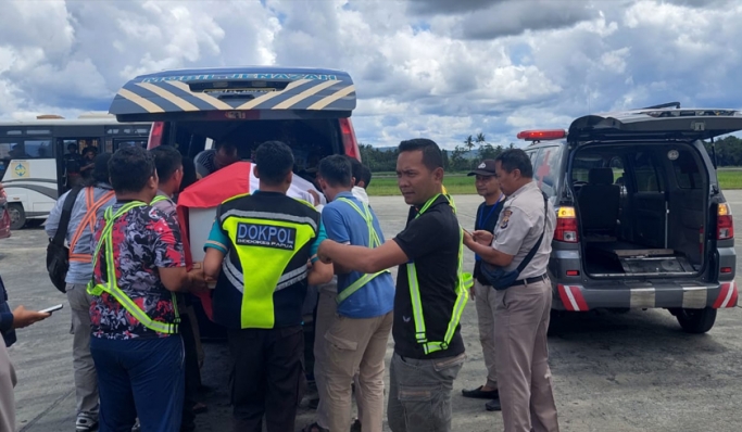 Dua anggota TNI-Polri yang gugur akibat penyerangan OTK saat pengamanan sholat taraweh di Distrik Ilu, Kabupaten Puncak Jaya, telah diterbangkan ke Jayapura. (Foto: PMJ News/Istimewa)