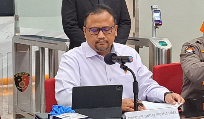 Direktur Tindak Pidana Siber Bareskrim Polri, Brigjen Pol Adi Vivid saat konferensi pers. (Foto: PMJ News/Fajar)