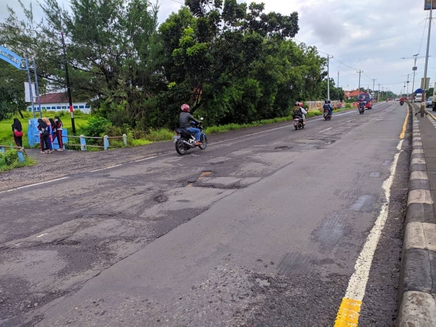 Perbaikan jalur Pantura Pemalang-Pekalongan. (Foto: Dok Net)