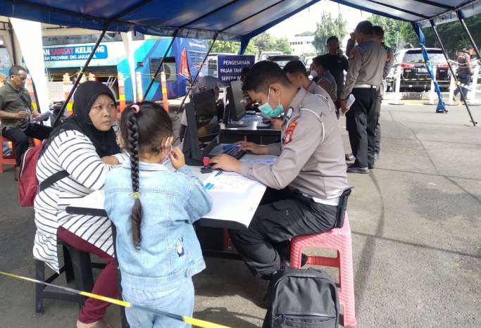 Polisi melayani pendaftaran mudik gratis Ditlantas Polda Metro Jaya. (Foto: PMJ News/Hadi)