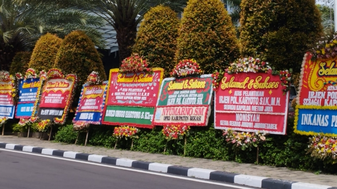 Karangan Bunga dari ebrbagai instansi menyambut kedaatangan Kapolda Metro Jaya Irjen Pol Karyoto. (Foto: PMJ/Fajar). 