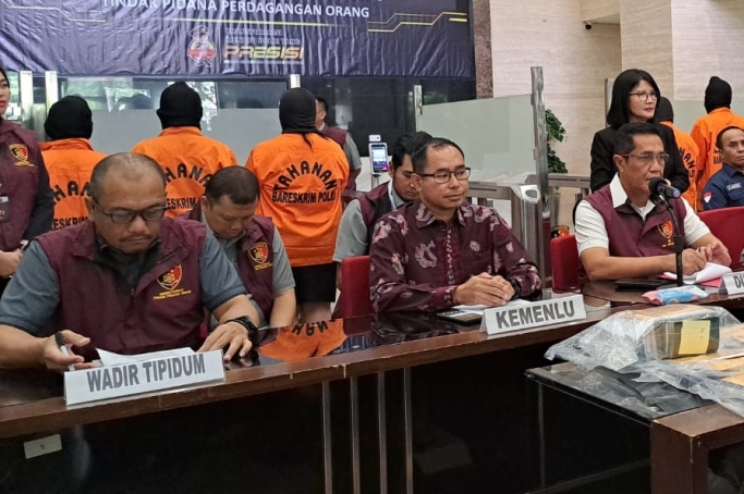 Direktur Perlindungan WNI dan BHI Kementerian Luar Negeri, Judha Nugraha saat konferensi pers di Bareskrim Polri. (Foto: PMJ News/