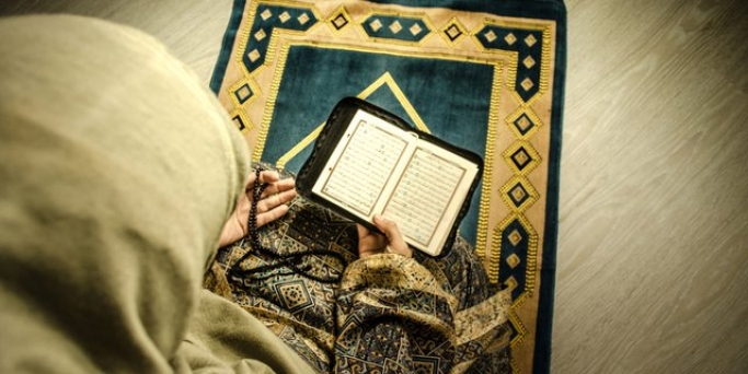 Membaca Alquran. (Foto: Dok Net/ Ilustrasi)